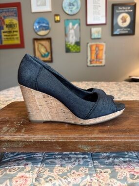 NWOT/Toms Dark Denim Cork Peep-Toe Wedge Heels/8M/3.5" High Heel